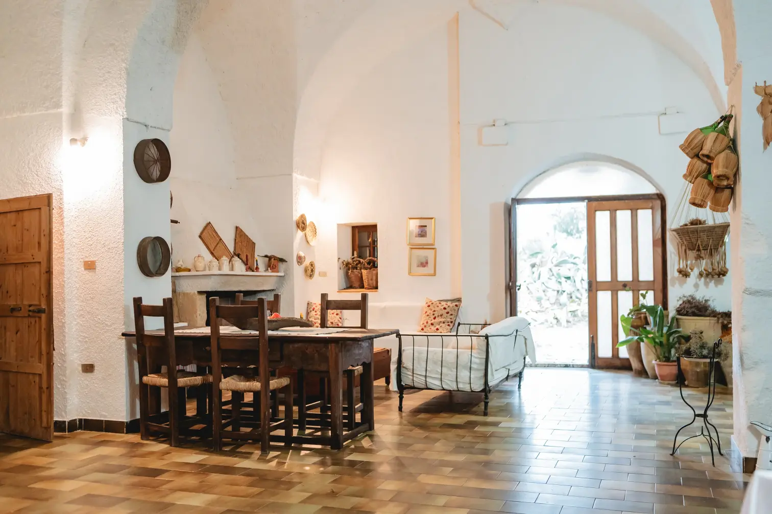 Soggiorno dell'Appartamento Timo caratterizzato da soffitto con tipiche volte a stella salentine
